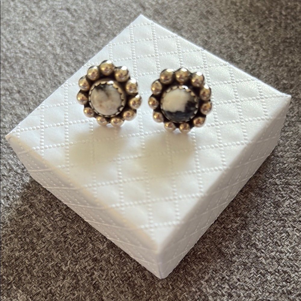 #22 White Buffalo 925 Sterling Silver Earrings - Picture 3 of 4